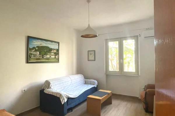 Shtepi me qera Apartament ne Durres, 1+1, Mobilimi E mobiluar, Pagesa 25,000  Leke.