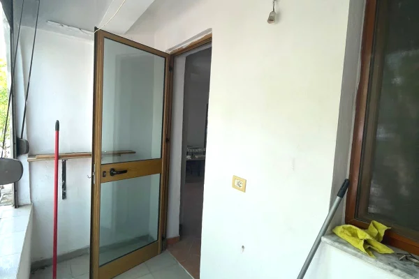 Shtepi me qera Apartament ne Durres, 1+1, Mobilimi Bosh, pa mobiluar, Pagesa 30,000  Leke.