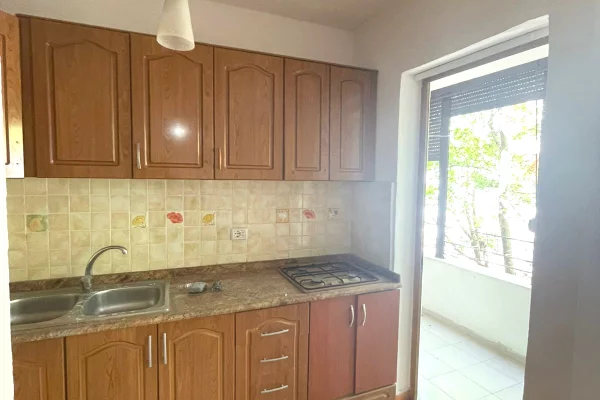 Shtepi me qera Apartament ne Durres, 1+1, Mobilimi Bosh, pa mobiluar, Pagesa 30,000  Leke.