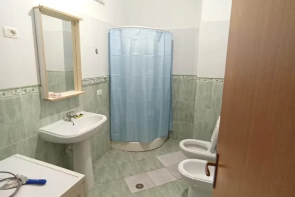 Shtepi me qera Apartament ne Durres, 2+1, Mobilimi E mobiluar, Pagesa 30,000  Leke.