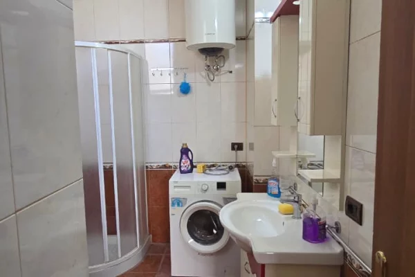 Shtepi ne shitje Apartament ne Durres, 2+1, Mobilimi E mobiluar, Pagesa 190,000  Euro.