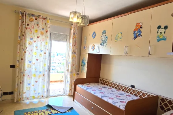 Shtepi ne shitje Apartament ne Durres, 2+1, Mobilimi E mobiluar, Pagesa 190,000  Euro.