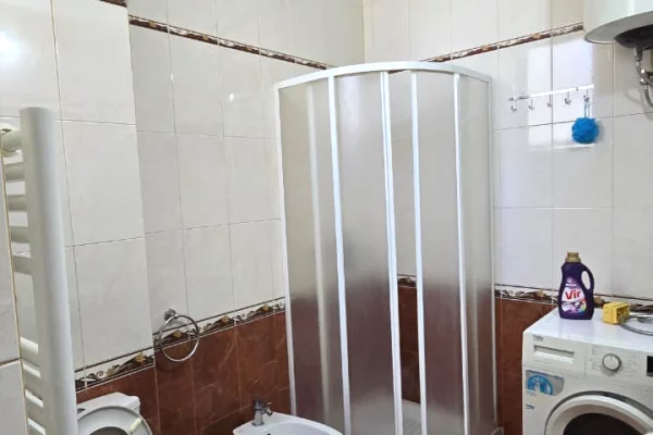 Shtepi ne shitje Apartament ne Durres, 2+1, Mobilimi E mobiluar, Pagesa 190,000  Euro.