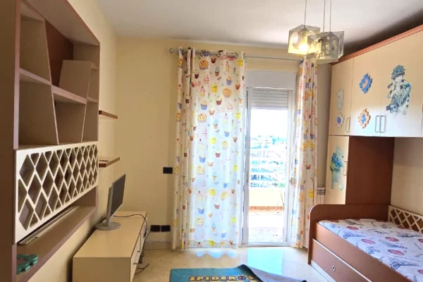 Shtepi ne shitje Apartament ne Durres, 2+1, Mobilimi E mobiluar, Pagesa 190,000  Euro.