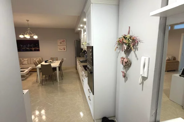 Shtepi me qera Apartament ne Durres, 2+1, Mobilimi E mobiluar, Pagesa 550  Euro.