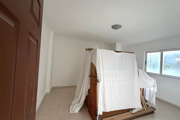 Shtepi ne shitje Apartament ne Durres, 1+1, Mobilimi Bosh, pa mobiluar, Pagesa 78,000  Euro.