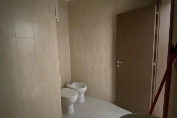 Shtepi ne shitje Apartament ne Durres, 1+1, Mobilimi Bosh, pa mobiluar, Pagesa 80,000  Euro.