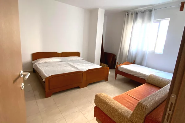 Shtepi ne shitje Apartament ne Durres, 1+1, Mobilimi Bosh, pa mobiluar, Pagesa 80,000  Euro.