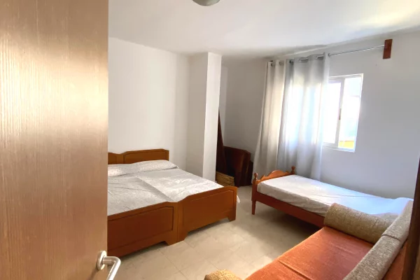 Shtepi ne shitje Apartament ne Durres, 1+1, Mobilimi Bosh, pa mobiluar, Pagesa 80,000  Euro.