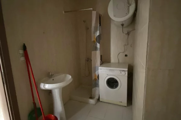 Shtepi ne shitje Apartament ne Durres, 1+1, Mobilimi Bosh, pa mobiluar, Pagesa 80,000  Euro.