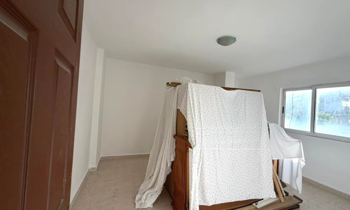 Shtepi ne shitje Apartament ne Durres, 1+1, Mobilimi Bosh, pa mobiluar, Pagesa 78,000  Euro.