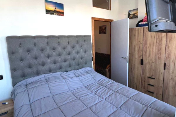 Shtepi ne shitje Apartament ne Durres, Garsoniere, Mobilimi E mobiluar, Pagesa 42,000  Euro.
