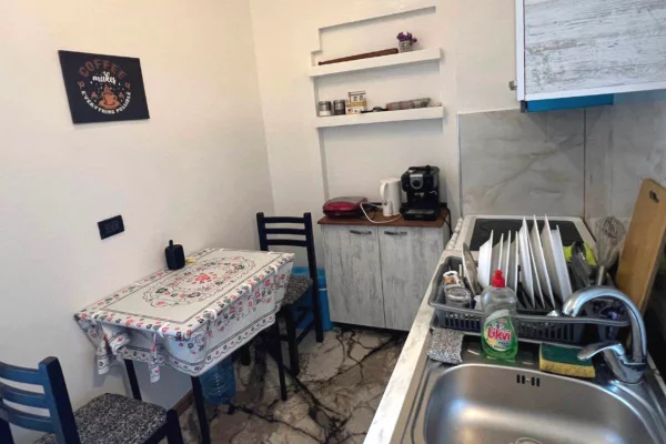 Shtepi ne shitje Apartament ne Durres, Garsoniere, Mobilimi E mobiluar, Pagesa 42,000  Euro.