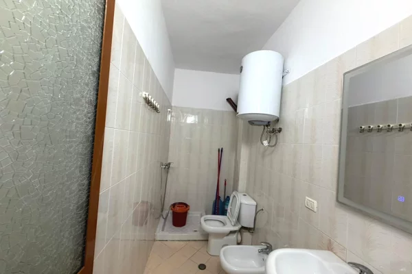 Shtepi ne shitje Apartament ne Durres, 2+1, Mobilimi E mobiluar, Pagesa 140,000  Euro.