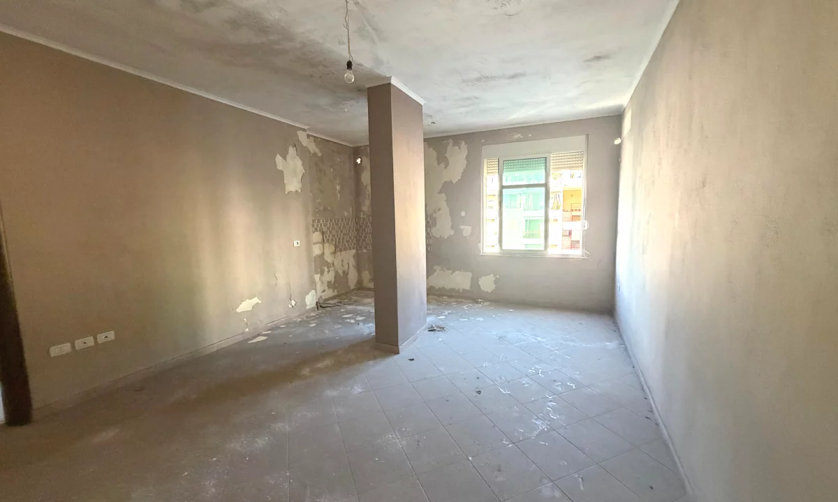 Shtepi ne shitje Apartament ne Durres, 1+1, Mobilimi Bosh, pa mobiluar, Pagesa 75,000  Euro.