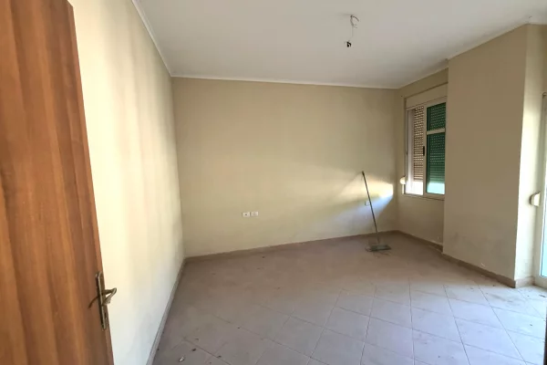 Shtepi ne shitje Apartament ne Durres, 1+1, Mobilimi Bosh, pa mobiluar, Pagesa 75,000  Euro.