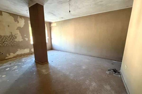 Shtepi ne shitje Apartament ne Durres, 1+1, Mobilimi Bosh, pa mobiluar, Pagesa 75,000  Euro.