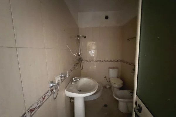 Shtepi ne shitje Apartament ne Durres, 1+1, Mobilimi Bosh, pa mobiluar, Pagesa 75,000  Euro.