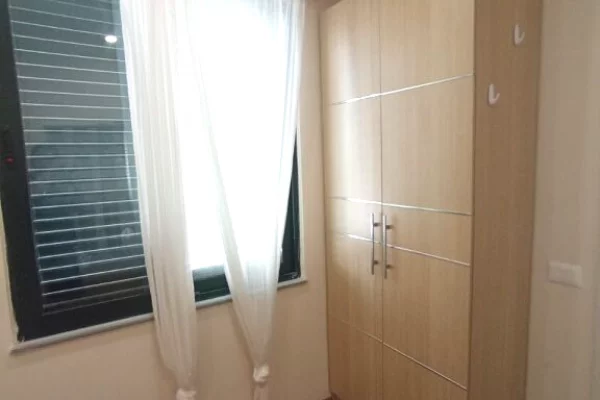 Shtepi me qera Apartament ne Durres, 1+1, Mobilimi E mobiluar, Pagesa 30,000  Leke.