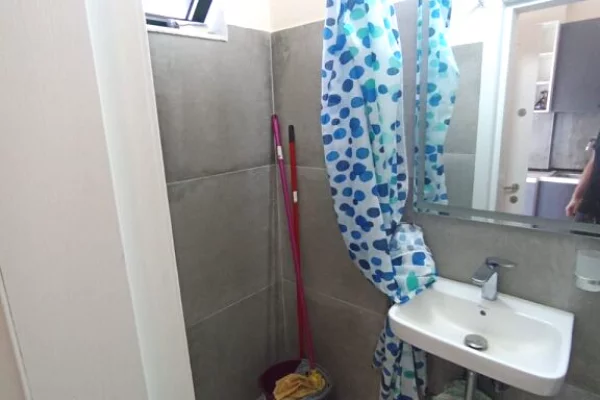 Shtepi me qera Apartament ne Durres, 1+1, Mobilimi E mobiluar, Pagesa 30,000  Leke.