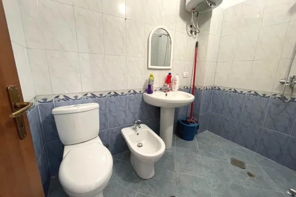 Shtepi me qera Apartament ne Durres, 1+1, Mobilimi Pjeserisht e mobiluar, Pagesa 25,000  Leke.
