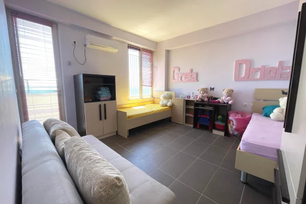 Shtepi ne shitje Apartament ne Durres, 2+1, Mobilimi E mobiluar, Pagesa 210,000  Euro.