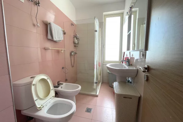 Shtepi ne shitje Apartament ne Durres, 2+1, Mobilimi E mobiluar, Pagesa 210,000  Euro.