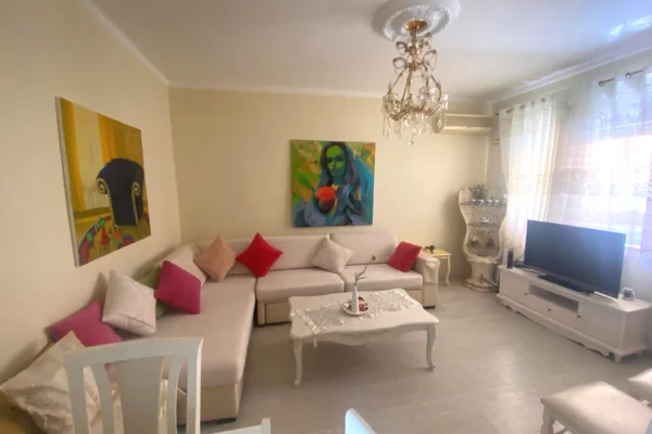 Jepet me qera, Apartament 2+1, Përballë Gjykatës – Durrës.