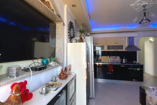 Shitet, Apartament 2+1+2, Vijë e Parë me Detin – Plazh Iliria, Durrës.