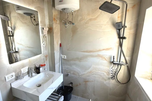 Shtepi me qera Apartament ne Durres, Garsoniere, Mobilimi E mobiluar, Pagesa 30,000  Leke.