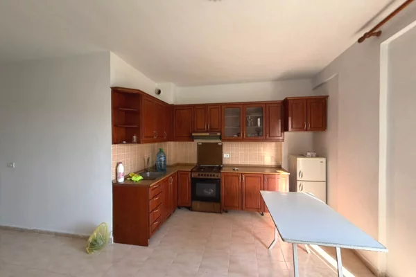 Shtepi ne shitje Apartament ne Durres, 2+1, Mobilimi E mobiluar, Pagesa 130,000  Euro.