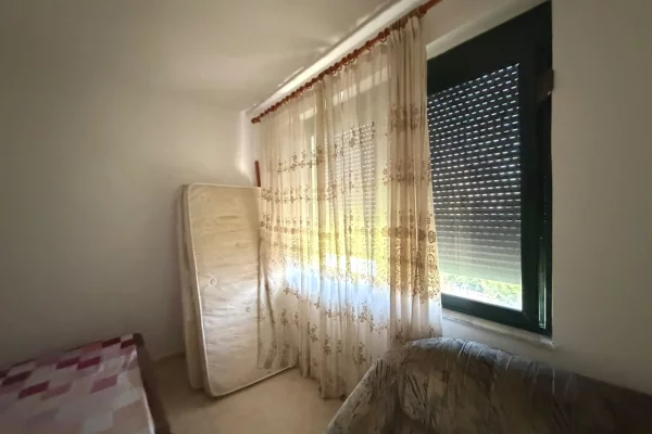 Shtepi ne shitje Apartament ne Durres, 2+1, Mobilimi E mobiluar, Pagesa 130,000  Euro.