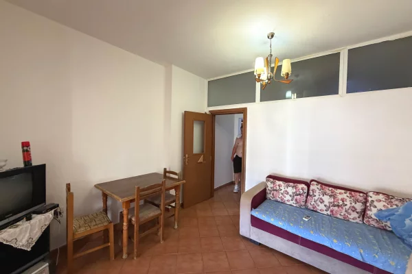 Jepet me qera, Apartament 1+1, Plazh – Pranë Spar, Durrës.