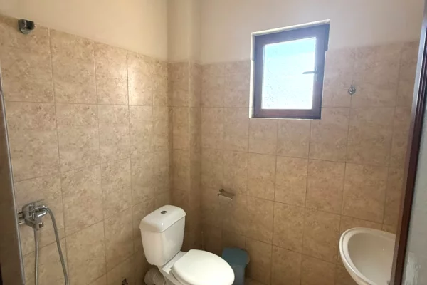Shtepi me qera Apartament ne Durres, Garsoniere, Mobilimi E mobiluar, Pagesa 25,000  Leke.