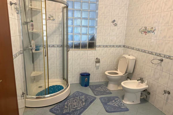 Shtepi me qera Apartament ne Durres, 1+1, Mobilimi E mobiluar, Pagesa 35,000  Leke.