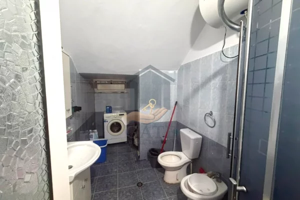 Shtepi ne shitje Apartament ne Durres, 2+1, Mobilimi E mobiluar, Pagesa 80,000  Euro.