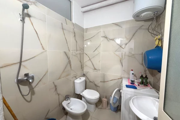 Shtepi me qera Apartament ne Durres, Garsoniere, Mobilimi E mobiluar, Pagesa 20,000  Leke.