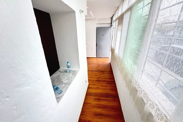 Shtepi ne shitje Apartament ne Durres, 1+1, Mobilimi Bosh, pa mobiluar, Pagesa 56,000  Euro.