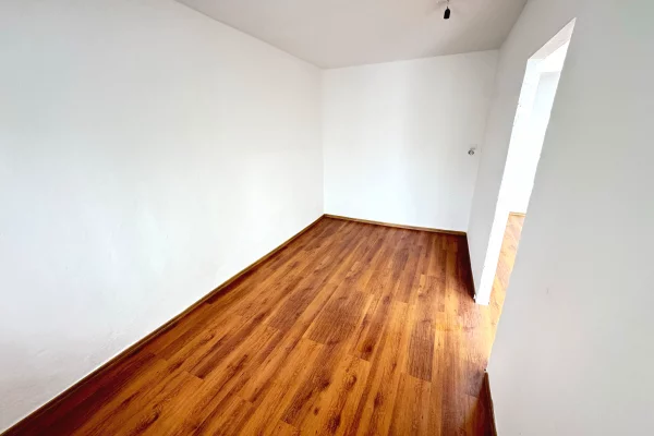 Shtepi ne shitje Apartament ne Durres, 1+1, Mobilimi Bosh, pa mobiluar, Pagesa 56,000  Euro.