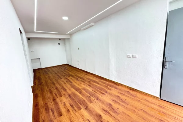 Shtepi ne shitje Apartament ne Durres, 1+1, Mobilimi Bosh, pa mobiluar, Pagesa 56,000  Euro.