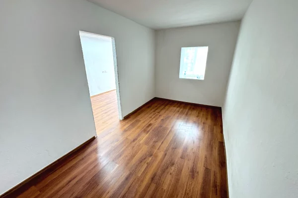 Shtepi ne shitje Apartament ne Durres, 1+1, Mobilimi Bosh, pa mobiluar, Pagesa 56,000  Euro.