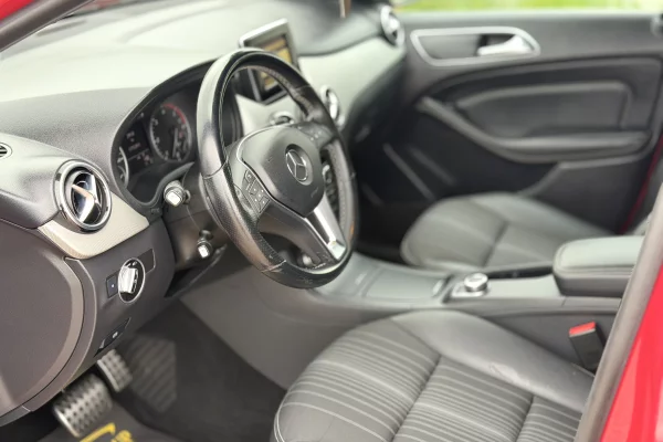 Makina ne shitje ne Durres, Mercedes-Benz, 2013 Diesel,Kambio Automatik Pagesa 900,000  Leke.