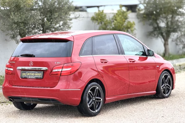 Makina ne shitje ne Durres, Mercedes-Benz, 2013 Diesel,Kambio Automatik Pagesa 900,000  Leke.