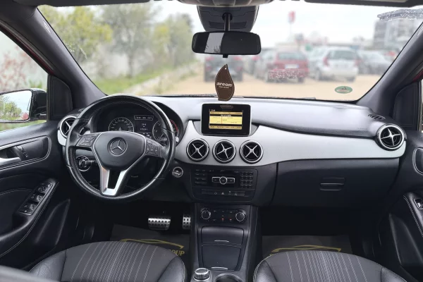 Makina ne shitje ne Durres, Mercedes-Benz, 2013 Diesel,Kambio Automatik Pagesa 900,000  Leke.