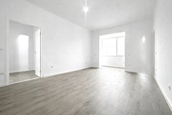 Rruga e Kavajës, pranë Square 21/ SHITET APARTAMENT 1+1 