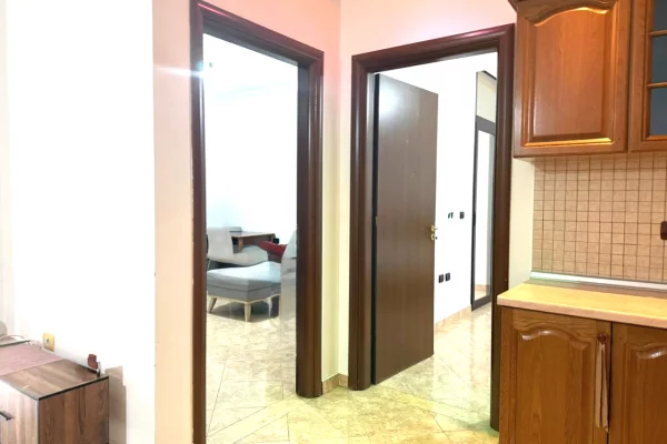 Shtepi me qera Apartament ne Tirane, 2+1, Mobilimi Pjeserisht e mobiluar, Pagesa 55,000  Leke.