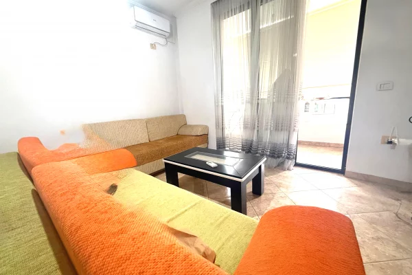 APARTAMENT 2+1  ME QIRA  PRANE STACIONIT TE TRENIT