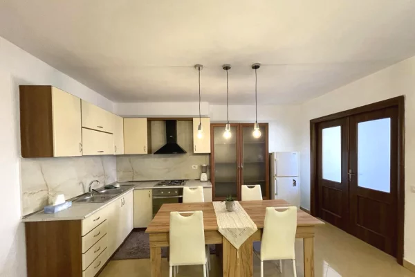 Shtepi me qera Apartament ne Tirane, 2+1, Mobilimi E mobiluar, Pagesa 750  Euro.