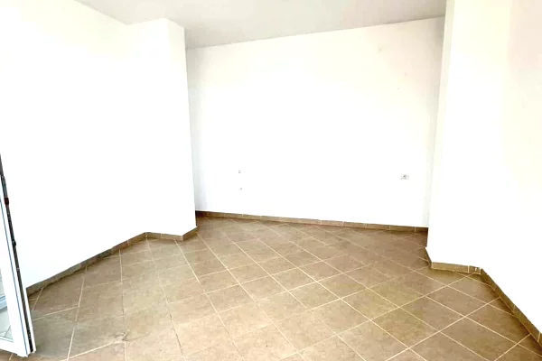 Appartamento in vendita a Durazzo 2+1, Vuoto