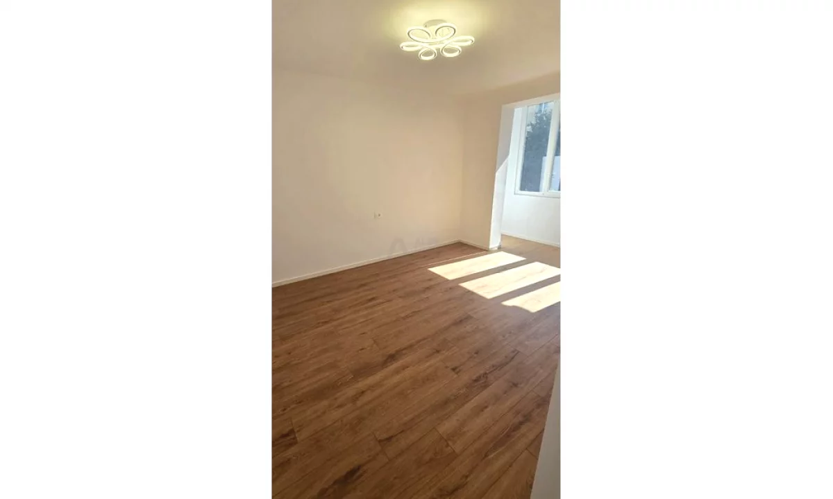 Shtepi ne shitje Apartament ne Tirane, 1+1, Mobilimi Bosh, pa mobiluar, Pagesa 95,000  Euro.